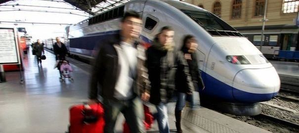 950099_des-voyageurs-a-leur-arrivee-a-la-gare-saint-charles-a-marseille